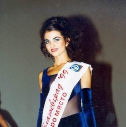 Вижте певицата Райна като Мис Благоевград 1999 година