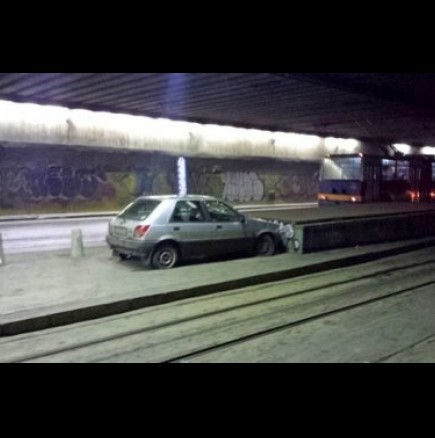 Шофьор удари дете и дядо на спирка в София