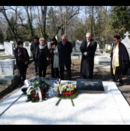 Родители поставят цветя на гроба на сина си, когато той се появява пред тях