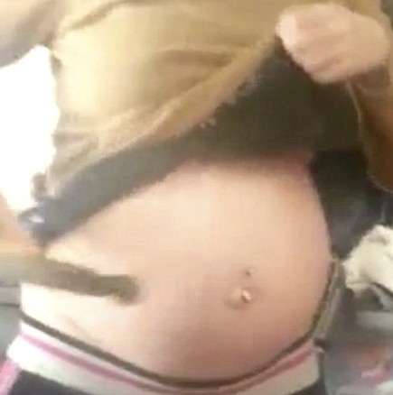 Видео на бременна жена, която удря корема си с чук!
