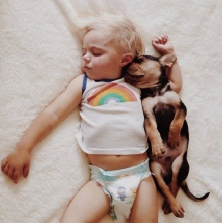 Неустоимо сладки: Кученце и бебе спят заедно 
