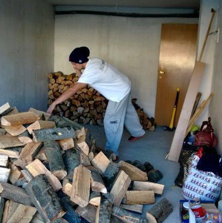 Део приготвя дърва за зимата