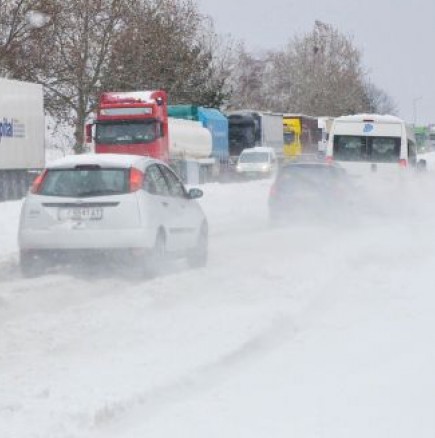 Бременни и деца спасени в снежната буря в Русенско