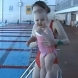 Супербебе на годинка плува само в басейн - видео!