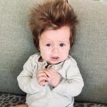 Бебе с огромна коса покори мрежата! /СНИМКИ/