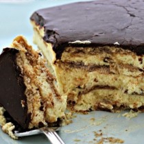 4 продукта, половин час и вкусов екстаз, който се помни дълго: Най-бързата торта с вкус на еклер без печене
