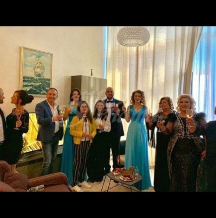 Първи кадри от сватбата на Софи Маринова и Гринго-Извеждането на кумовете-Преслава танцува