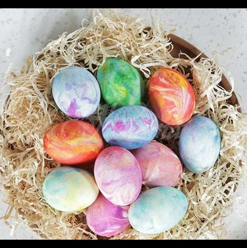 Яйцата, боядисани с белтък, греят в нежни пастелни цветове - ето колко лесно се правят: