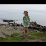 Таткото снима дъщеря си близо до брега и като разгледа обаче снимките се вцепени от ужас, когато видя нещо необичайно
