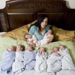 През 2009 г. светът беше разтърсен от новината за много рядка бременност - жена роди осем Близнаци. Ето как живеят сега