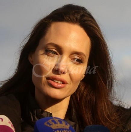 Анджелина Джоли си смени фамилията 