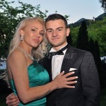 Талантливата дизайнерка Евгения Борисова изпрати абитуриент-Тита също се появи на бала му