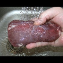 Ето защо миенето на суровото месо преди готвене го прави в пъти по-опасно: