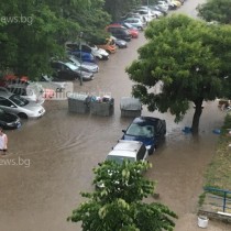 Отново воден апокалипсис в Пловдив! Водата е до фаровете на колите