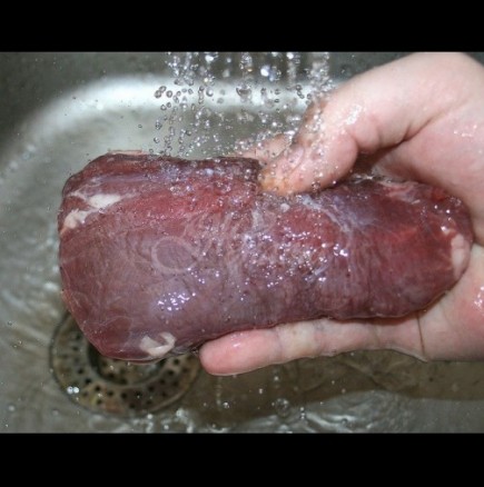 Ето защо миенето на суровото месо преди готвене го прави в пъти по-опасно: