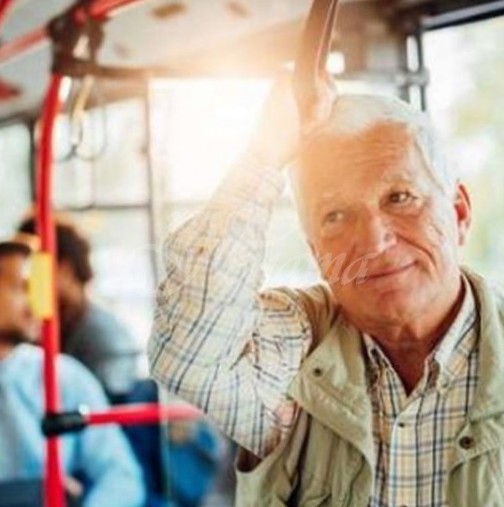 Психолог съветва-Не отстъпвайте място на възрастните хора в автобуса