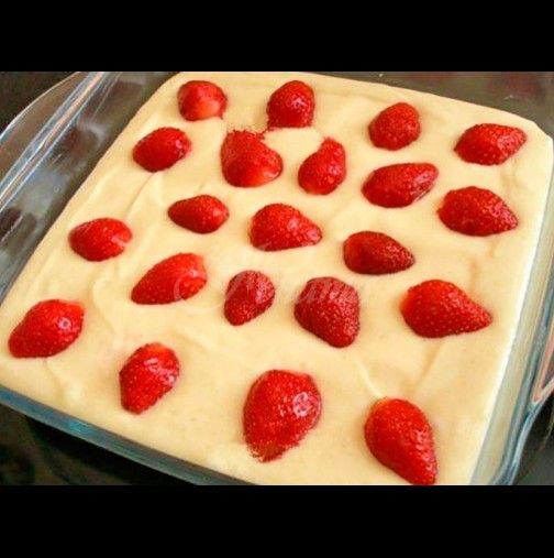 Редиш ягодките отгоре, а като бухне сладкишчето, потъват в тестото - уникална плодова вкусотия за минути: