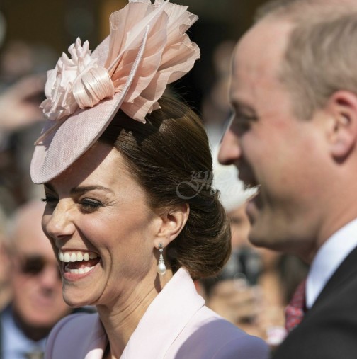 Кейт отноо събра всички погледи с елегантния си тоалет на чаеното парти на Кралицата (снимки)