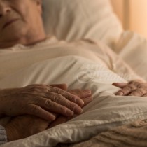 83-годишна жена възкръсна след като кихна в обредния дом