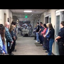Над 100 доктори и сестри се наредиха в редица, за да отдадат последна почит към тази медицинска сестра