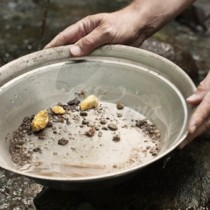 Десетки се втурнаха към българска река да събират злато 