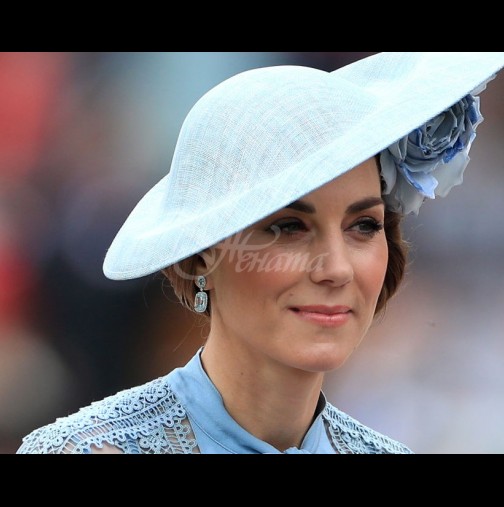 Кейт е по-прекрасна и елегантна от всякога - нежно синята ѝ рокля с шапка обра точките (Снимки):