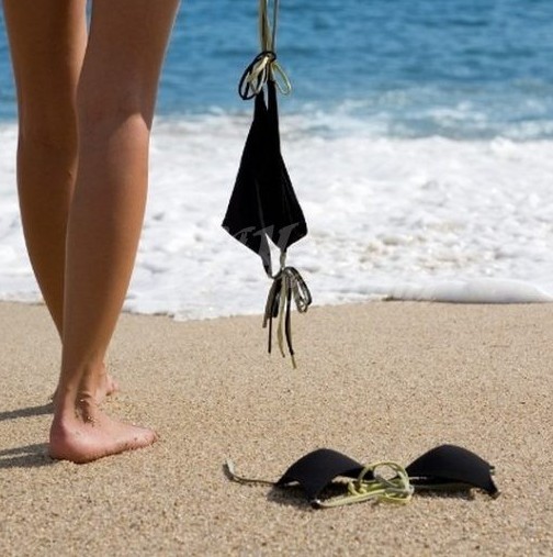 Ето какво стана с 5 приятелки на нощен нуди плаж в Гърция