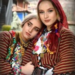 Наричат ги "диамантите на Родопите" - две приказно красиви сестри показаха каква е истинската българка: