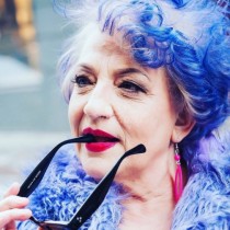 80-годишна жена със синя коса седеше срещу нотариуса и му казваше да напише най-странното завещание