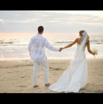 Младоженци запечатаха на снимка щастието си секунди преди трагедията