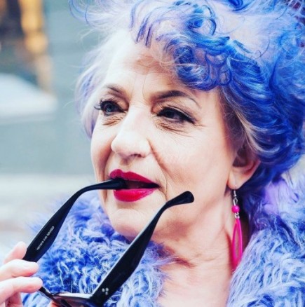 80-годишна жена със синя коса седеше срещу нотариуса и му казваше да напише най-странното завещание