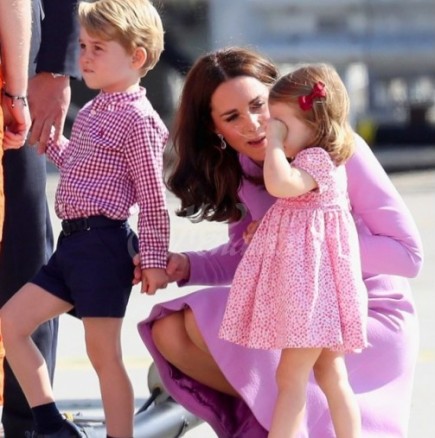 Кейт Мидълтън е супер-мама! Направи показно на Меган, как перфектно се справя сама с трите деца (Снимки):