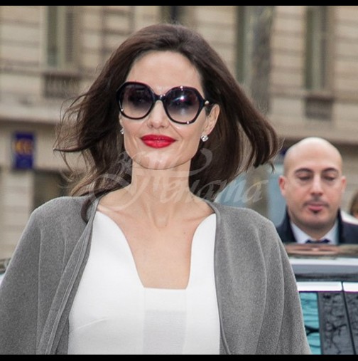 Анджелина Джоли по-красива от всякога превзе Париж с усмивка - изящество и стил (Снимки):