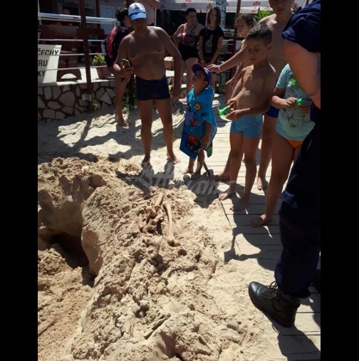 Тръпки да те побият! Деца изкопаха човешки кости на плажа в Китен - подробности: