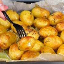 Млади печени картофи със златиста коричка - бърза рецепта
