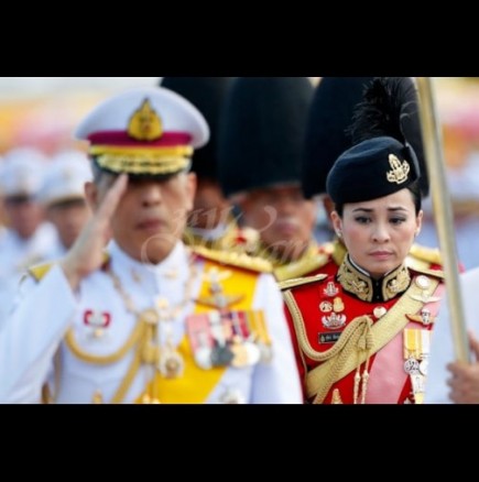 Кралят на Тайланд се ожени за бодигарда си пред очите на офциалната си съпруга (Снимки):