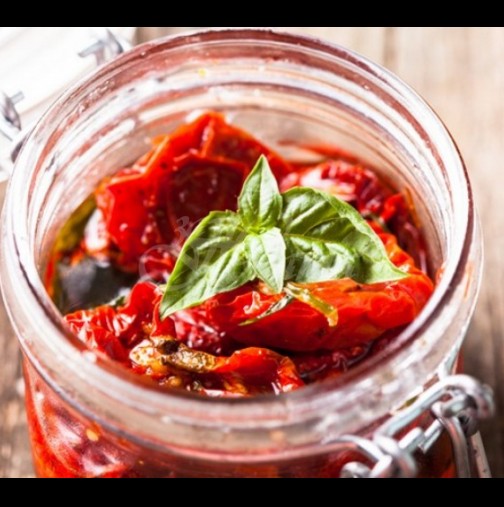 Сушените домати стават просто върха в микровълновата - хем по-бързо, хем по-вкусно, хем по-евтино. Първата доза вече е в бурканите: