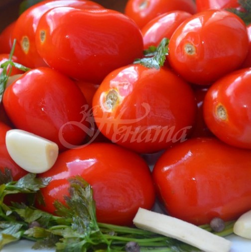 Рецептата на баба ми още е жива - сложих домати в марината-вече са готови и преполовихме буркана-Ще сложа още!