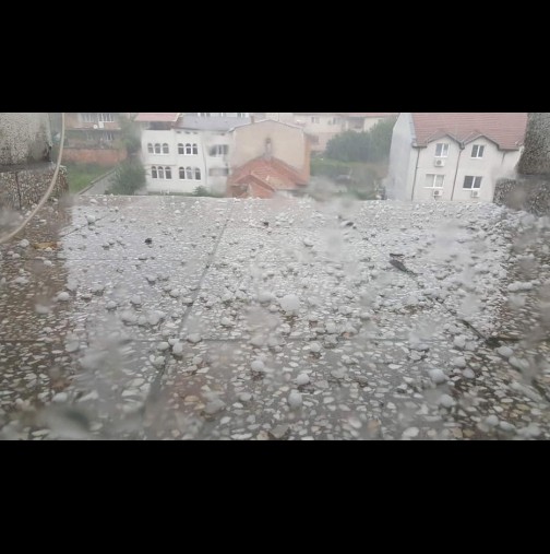 Мощна градушка удари Кърджали - ледени късове с размер на бобено зърно се посипаха от небето (Снимки):