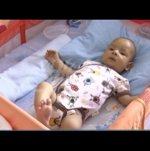 Лекари спасиха живота на бебето Алекс, което беше обречено