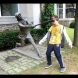 Смешни снимки на деца със статуи - забавни и креативни: