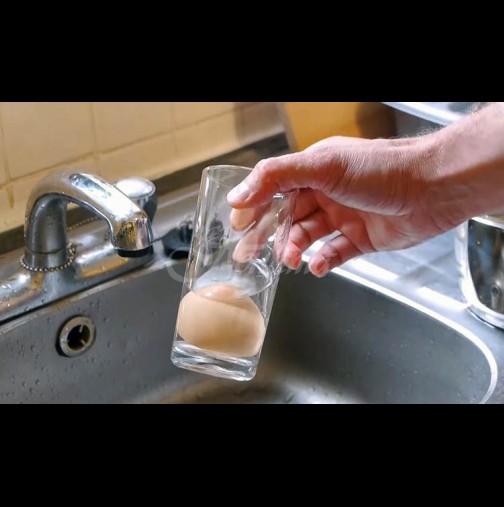Ето как да обелите варено яйце за по-малко от минута - при това без половината белтък да отиде с черупката (Видео):