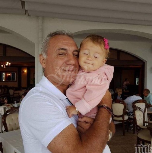 Вижте колко е пораснала сладката внучка на Стоичков - малката принцеса е на гости на дядо (Снимки):