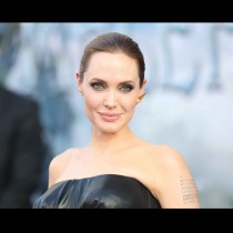 Анджелина Джоли неотразима на червения килим - актрисата отново сияе в най-приятната компания (Снимки):