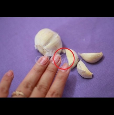 Как да направим ноктите си идеални само с 3 продукта - хитър трик с бърз резултат: 