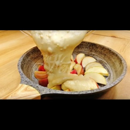 Най-вкусният ябълков сладкиш се прави в тигана - 2 яйца, чаша мляко, шепа орехи. Отвътре е хрупкав, отвън - карамелен. Просто божествен!