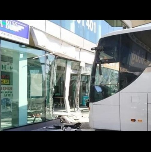 Автобус се вряза в сградата на автогара в София и предизвика паника сред чакащите! Има ли щети и жертви: