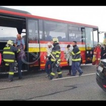 13 загинали деца при удар на автобус в камион 