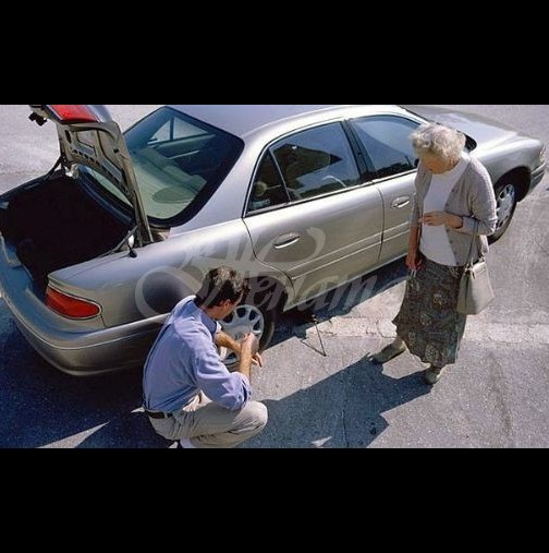 Когато той спря колата , за да смени гумата на възрастна жена, не можеше да знае как ще му се отплати съдбата!