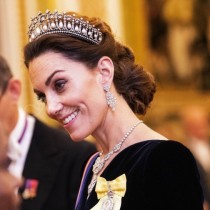 Диаманти и синьо кадифе - Кейт смая с аристократизъм и осанка. Като същинска кралица (Снимки):